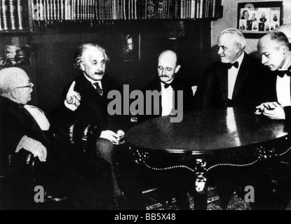 Laue, Max Theodor Felix von, 9.10.1879 - 24.4.1960, German scientist (physicist), half length with Walter Nerst, Albert Einstein, Max Planck and Robert Andrews Millikan, 1928, Stock Photo