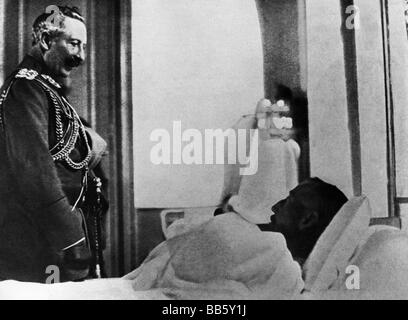 William II, 27.1.1859 - 4.6.1941, German Emperor 15.6.1888 - 9.11.1918, at the front, visiting a field hospital near Verdun, 1916, , Stock Photo