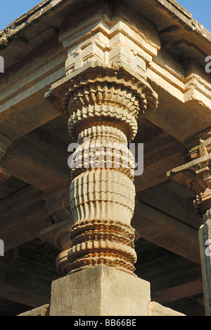 Halebid - Karnataka - Hoysalasvara temple, Pillar detail of Nandi mandapa. Stock Photo