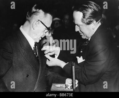 Mann, Thomas, 6.6.1875 - 12.8.1955, German author / writer, Nobel Prize for literature 1929, with Dutch foreign minister Johan Willem Beyen, awarding of the cross of the commander of Oranien - Nassau, , Stock Photo