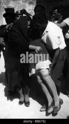 Giuliano, Salvatore, 16.11.1922 - 5.7.1950, Sicilian bandit, his mother  Maria Lombardo after released from prison, with her nephew Pistrino Gaglio,  Palermo, 21.1.1950 Stock Photo - Alamy