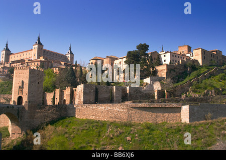 Acceso a la ciudad de Toledo por el puente de Alcantara. Access to the city of Toledo on the bridge of Alcantara. Stock Photo