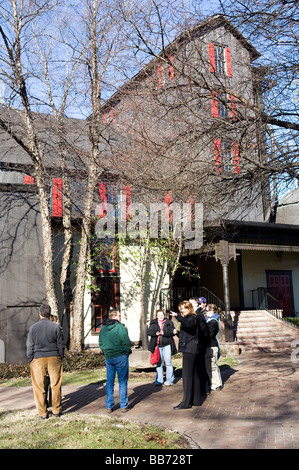 Visitors at Maker's Mark Kentucky bourbon distillery, near Loretto, KY. Founded in 1953 by T.W. Samuels, Sr. who bought an aband Stock Photo