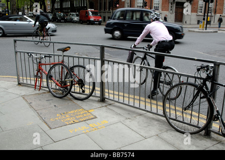 Dangerous street corner for cyclists: Pavement memorial to killed cycle courier written in yellow, Gray's Inn Road, London Stock Photo