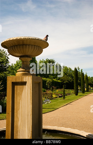 Fountain in Avenue Gardens in The Regent's Park, London England UK Stock Photo