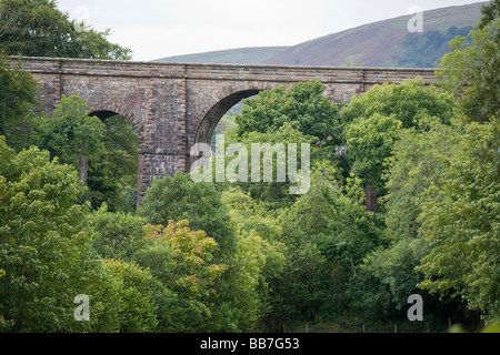 High Road Bridge: Glendun Viaduct. A high arched stone and brick bridge spans the River Dun and cuts through the glens of Antrim Stock Photo