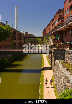 WASHINGTON DC USA Runners on C&O Canal in Georgetown Stock Photo