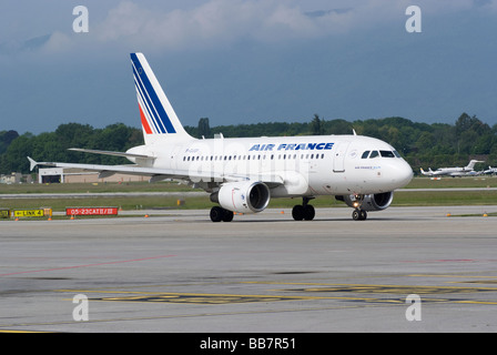 Air France Airbus A318-111 F-GUGP Airliner Taxiing at Geneva Airport Switzerland Geneve Suisse Stock Photo