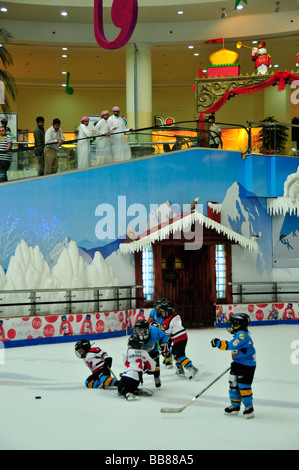 Children playing ice-hockey on the ice rink of the Al-Ain-Mall, Al Ain, Abu Dhabi, United Arab Emirates, Arabia, Orient Stock Photo