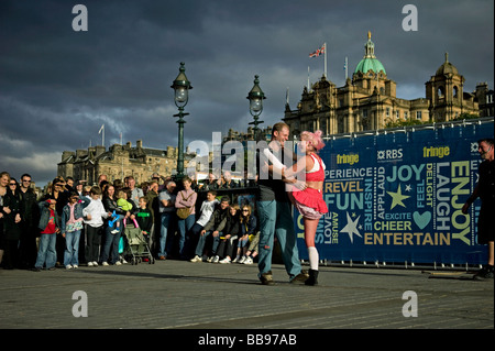 Male and female Street Performers entertaining audience at Edinburgh Fringe Festival 2008 Stock Photo