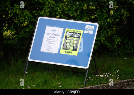 Motorists police warning sign, thieves operate in this area. Theft of number plates in Oundle, Northamptonshire, England, UK Stock Photo