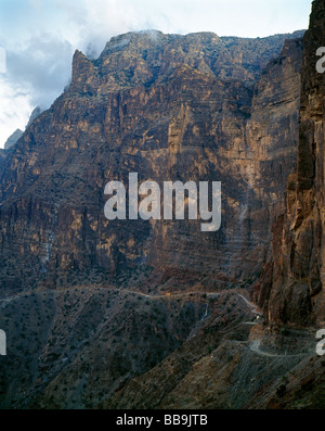 Breathtaking gravel road to Yasab Yasib Al Hajar al Gharb mountainsi on top of Jabal Shams Stock Photo