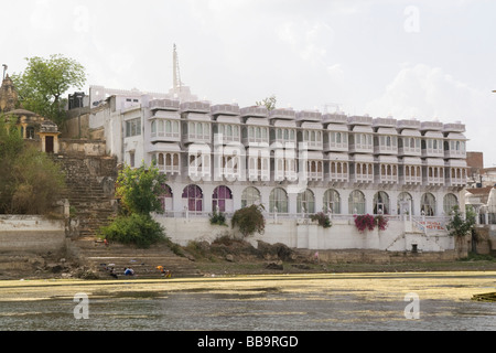 India Rajasthan Udaipur A boat ride in lake Pichola Lake Pichola hotel Stock Photo