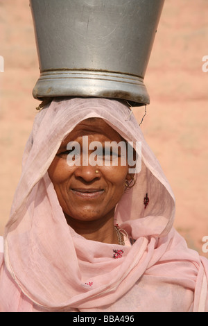 Indian lady carrying a bucket of water on her head, New Delhi, India, Asia Stock Photo