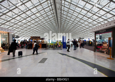 Shops in Paris International Airport Editorial Photo - Image of passengers,  gaule: 111125316