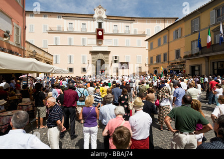Crowds listen to Pope Benedict XVI's Sunday address outside the papal summer residence, Castel Gandolfo, Lazio, Italy Stock Photo