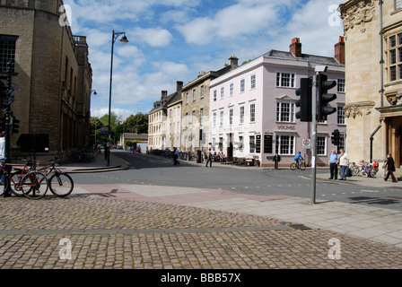 The junction of Park Road and Holywell Street in Oxford with the distinctive Kings Arms Public house on one corner Stock Photo