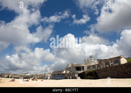 'Tate St Ives' and Porthmeor Beach Cornwall Stock Photo