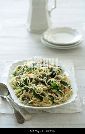 Spaghetti with Spinach, Walnuts and Blue Cheese