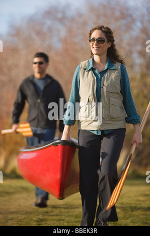 Couple Carrying Canoe to the Deschutes River, Bend, Oregon, USA Stock Photo