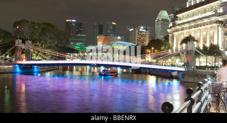 Singapur river Footbridge Cavenagh bridge Fullerton Hotel Skyline of Singapur South East Asia twilight Stock Photo