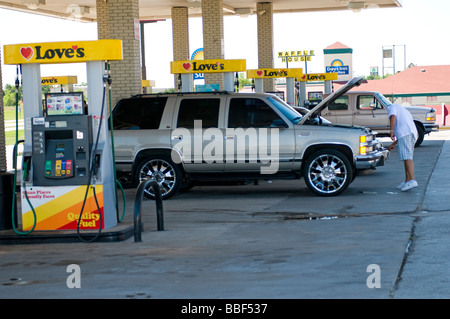 A customer at Love's Country Store, a popular convenience chain store in Oklahoma City, Oklahoma, USA, selling groceries, fast food and gasoline. Stock Photo