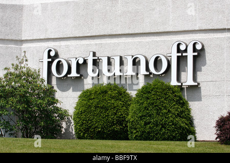Exterior of Fortunoff Department Store with Fortunoff sign in Woodbridge Center NJ.  The store and company closed in May of 2009 Stock Photo