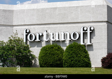 Exterior of Fortunoff Department Store with Fortunoff sign in Woodbridge Center NJ.  The store and company closed in May of 2009 Stock Photo