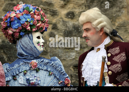 man wearing 18th century costume and mask at Venice carnival Stock ...
