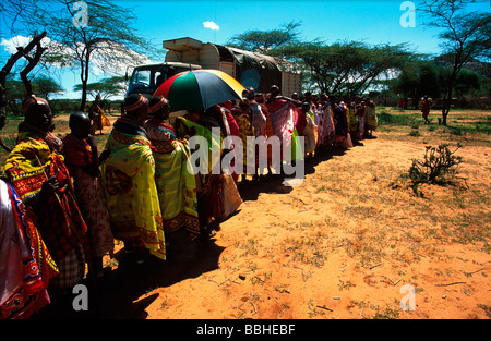 Northern Kenya Africa 10 2002 nFood aid porverty starvation queuing for food hungry nSamburu people Kenyan people Kenya rural Stock Photo