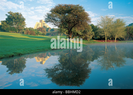 THE GARY PLAYER GOLF COURSE WHICH NESTLES COMFORTABLY IN THE SHADOWS OF THE SUN CITY HOTEL COMPLEX Stock Photo