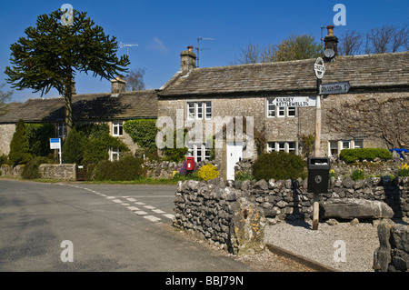 dh Yorkshire Dales National Park CONISTONE NORTH YORKSHIRE Village cottages and signpost dales villages english cottage house Stock Photo