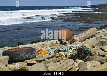 dh Bay of Ryasgeo NORTH RONALDSAY ORKNEY Uk Debris flotsam washed up on shore beach litter scotland island garbage jetsam ocean rubbish ashore Stock Photo