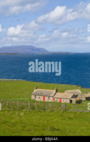 dh Hoxa SOUTH RONALDSAY ORKNEY Croft cottage overlooking Scapa Flow Stock Photo