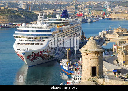 MALTA. A cruise ship (the 'Norwegian Gem') docked in the Grand Harbour, as seen from the Upper Barrakka Gardens in Valletta. Stock Photo