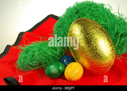 Ostereier auf rot 01 easter eggs on red 02 Stock Photo