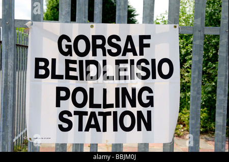 Polling station sign in Welsh and English Stock Photo