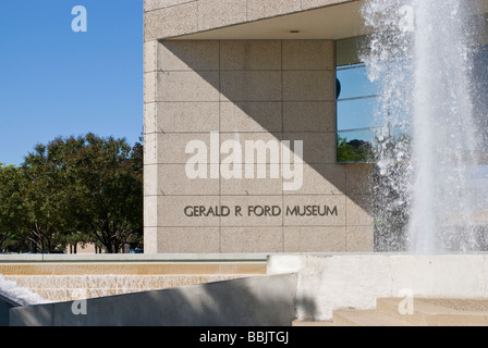 Entrance and fountain to the Gerald R Ford Presidential Museum in Grand Rapids, Michigan, USA Stock Photo