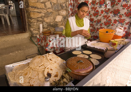 Elk187 3329 Mexico San Luis Potosi Real de Catorce market woman making tortillas Stock Photo