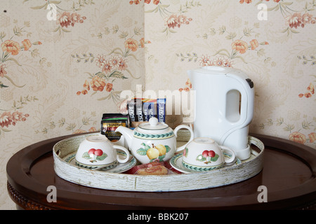 Twee tea and coffee tray in hotel room in Surrey Stock Photo