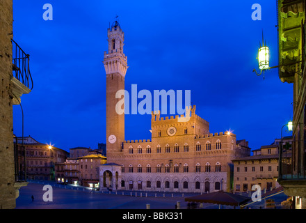 Torre del Mangia at night in Piazza del Campo, Siena, Tuscany, Italy, Europe. Stock Photo