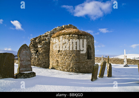 dh St Nicholas Church ORPHIR ORKNEY Round Kirk nave ruin and gravestone in snow Stock Photo
