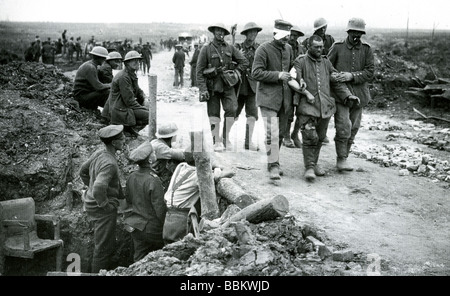 BATTLE OF THE SOMME 1916 -  German wounded and prisoners are brought in by British soldiers Stock Photo