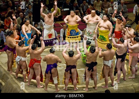 Sumo wrestling in Tokyo's Kokugikan Sumo Hall Stock Photo