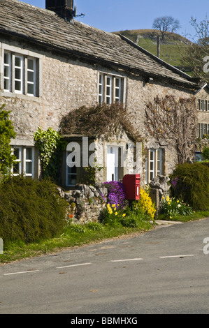 dh Yorkshire Dales National Park CONISTONE NORTH YORKSHIRE English Red post box outside village cottage uk house England Stock Photo