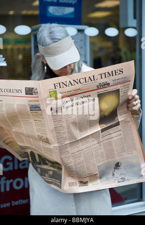 Woman reading a mock copy of the  Financial Times ahead of the G20 summit of world leaders, 1 April 2009 Stock Photo