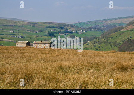 dh Langthwaite ARKENGARTHDALE NORTH YORKSHIRE Yorkshire Dales National Park cottages overlook valley Stock Photo