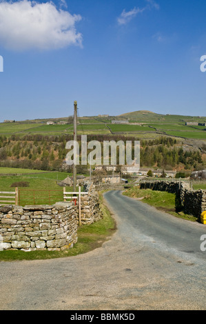 dh Whaw ARKENGARTHDALE NORTH YORKSHIRE Yorkshire Dales National Park country lane leading to village Stock Photo