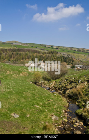 dh Whaw Village Arkle Beck ARKENGARTHDALE NORTH YORKSHIRE Yorkshire Dales National Park stream rural countryside english villages Stock Photo