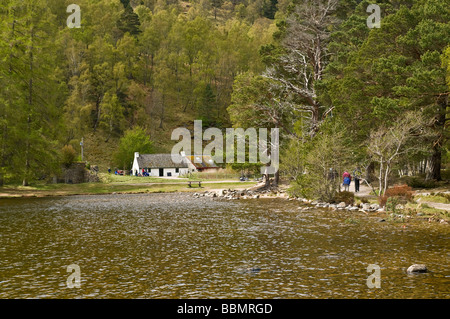 dh Loch an Eilein ROTHIEMURCHUS INVERNESSSHIRE Cairngorms National Park Eileins visitor Centre wood forest country spring scotland cottage house uk Stock Photo